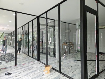 Ưu Nhược Điểm Của Vách Ngăn Nhôm Kính Hệ 700 và Vách Ngăn Nhôm Xingfa