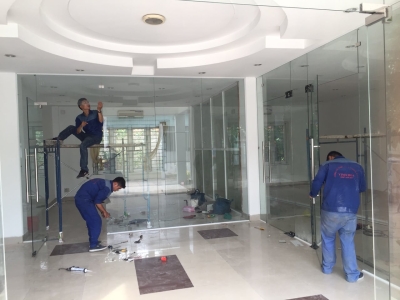 Vách Ngăn Kính Cường Lực Bình Dương