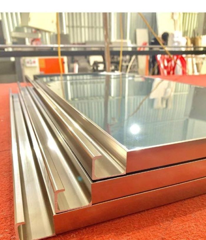 Cánh tủ nhôm kính tay nắm âm